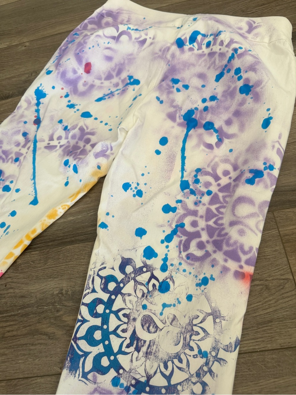 Custom Hand Painted White Capris Size 14 Wearable Artsy - Picture 5 of 13